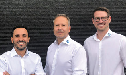 ADAM HALL RENFORCE SON ÉQUIPE DE DISTRIBUTION