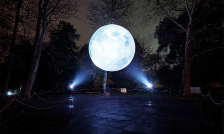 AIRSTAR ILLUMINE LA CHISWICK HOUSE DE LONDRES AVEC UNE LUNE GÉANTE