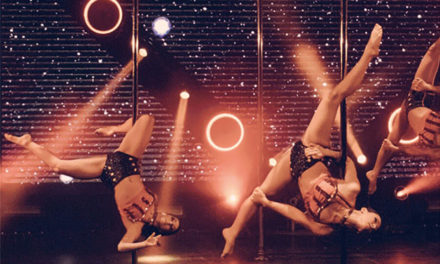 POLE DANCE EN PLEINE LUMIÈRE