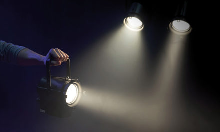 LE THÉÂTRE SUR BATTERIE, SHOWTEC 30 W ET 3100K