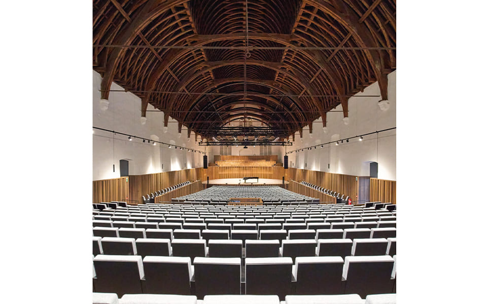 d&b TRANSFORME UN HÔPITAL  EN SALLE DE CONCERT