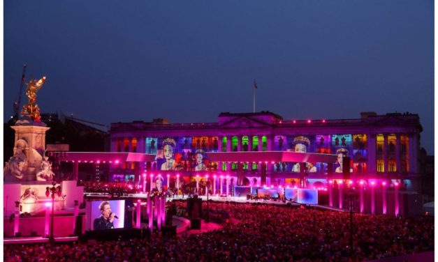 Cameo illumine le 70e anniversaire de la Reine à Buckingham Palace