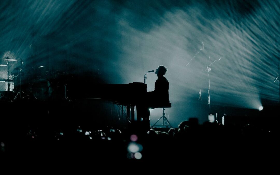 Tom Odell éclairé en Chauvet