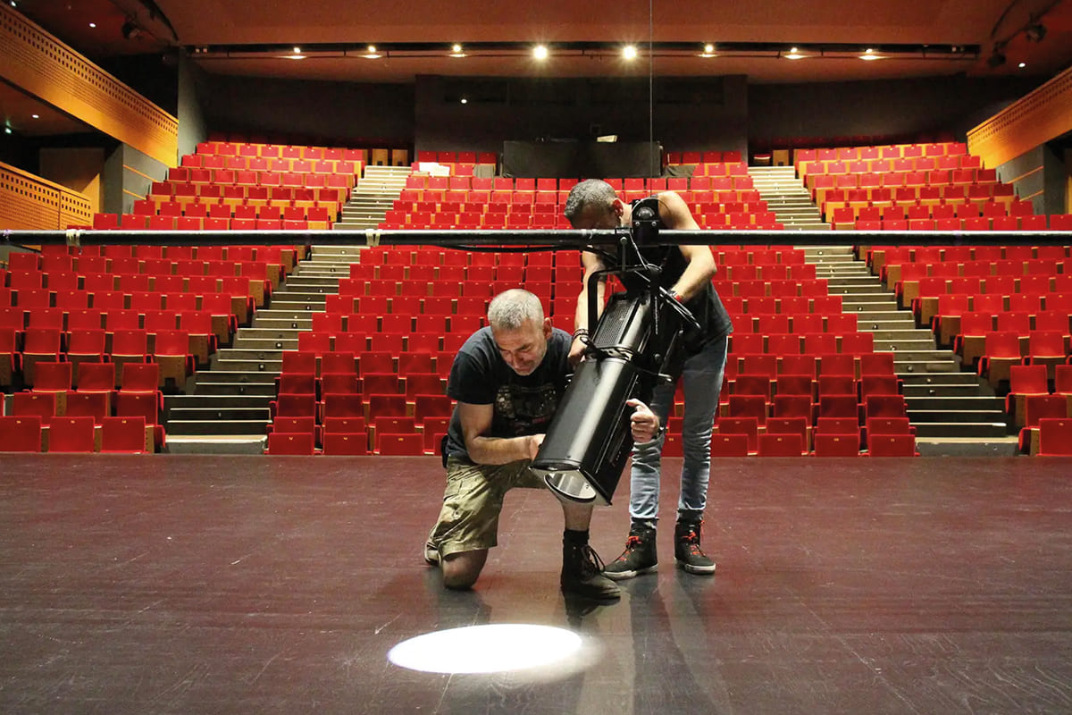 49 SONOMAG NEWS RJ THEATRE LAVAL 49 SONOMAG NEWS RJ THEATRE LAVAL